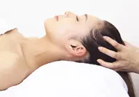STEP2.　頭部指圧マッサージ