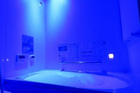 「ポール・シェリー」の心地よい香りときめ細やかな泡に包まれたアロマジェットバス入浴はお好みでブルーライトに
